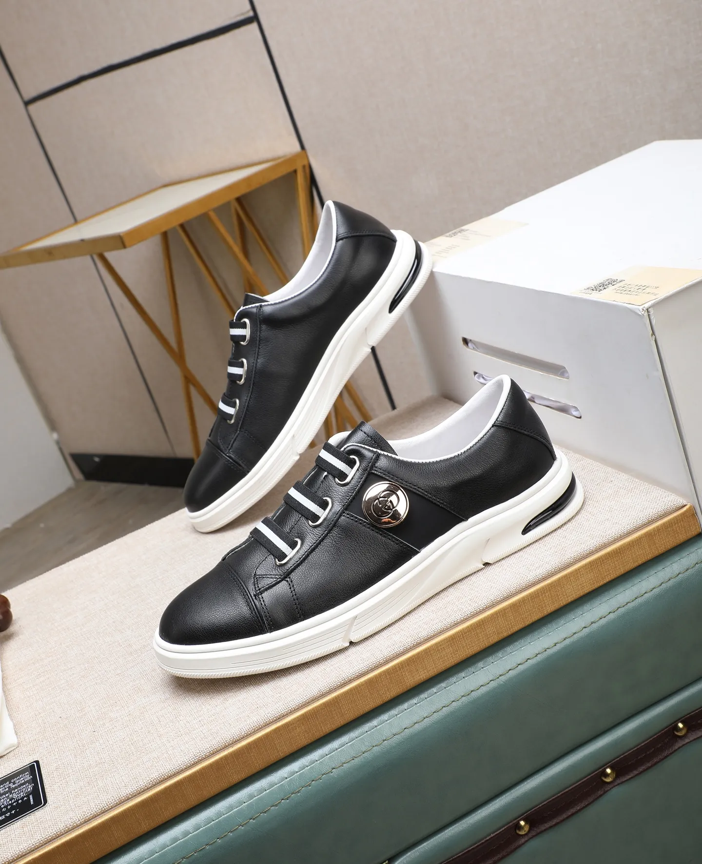 Men's shoes 💰460 GUCCI🔍🔍The latest models are on sale at the same time at the counter. Original calfskin imported from Italy, genuine leather lining, (high-end, extravagant, and classy) with exquisite workmanship. Soles: Original soles specially provided by the original factory. ⚠Exclusive double-layer movable molded soles are super comfortable⚠. Photos of the real thing🎬The real thing is even better🔍🔍"High quality·Follow the order" Code number 38-44